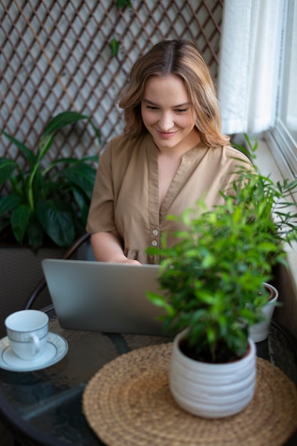 Mujer de tiro medio con laptop