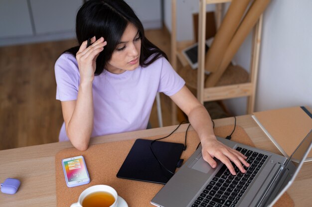 Mujer de tiro medio con laptop