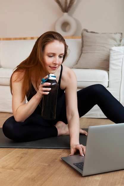 Foto gratuita mujer de tiro medio con laptop