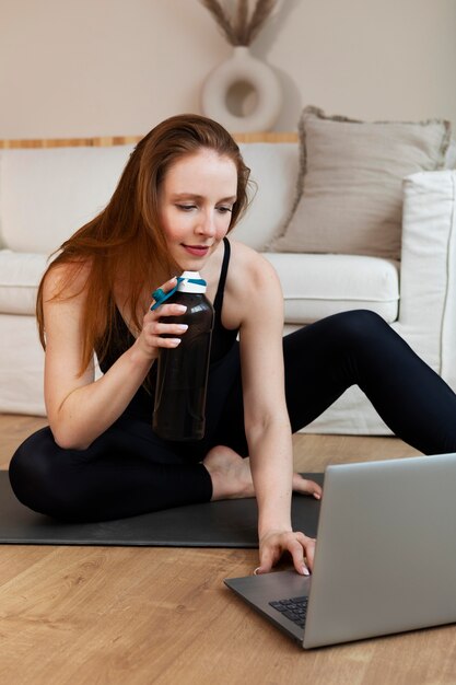 Mujer de tiro medio con laptop