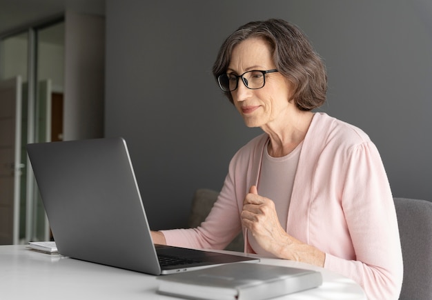 Foto gratuita mujer de tiro medio con laptop