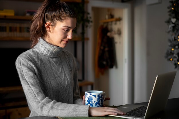 Mujer de tiro medio con laptop