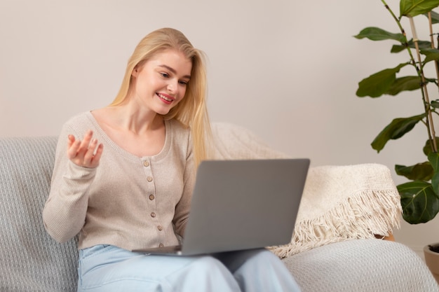 Foto gratuita mujer de tiro medio con laptop