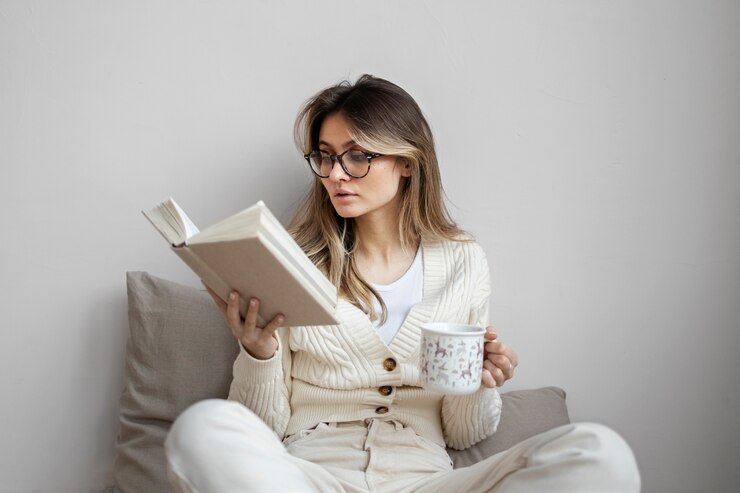 Mujer de tiro medio leyendo en casa