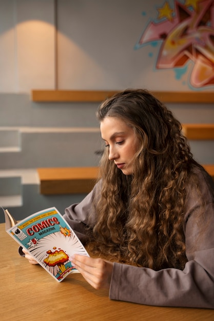 Foto gratuita mujer de tiro medio leyendo cómics