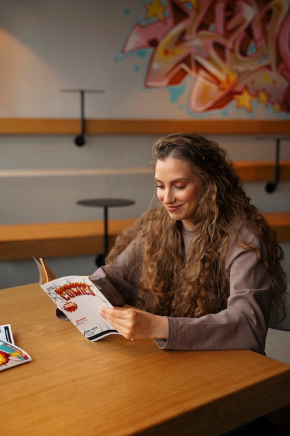 Mujer de tiro medio leyendo cómics