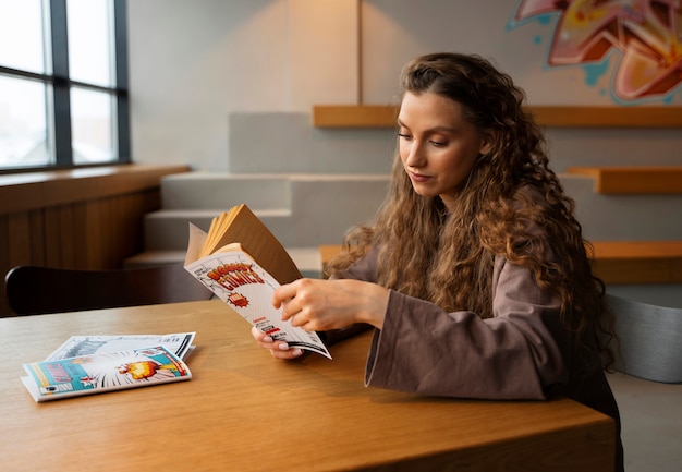 Mujer de tiro medio leyendo cómics