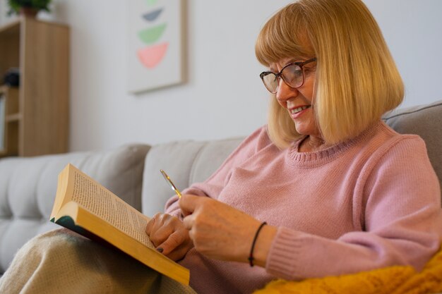 Mujer de tiro medio leyendo con lupa