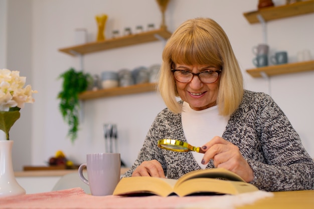 Foto gratuita mujer de tiro medio leyendo con lupa