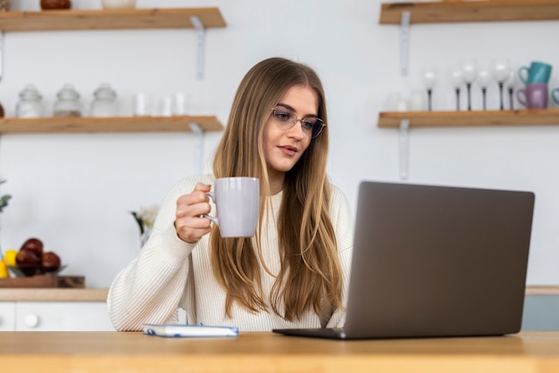 Mujer de tiro medio leyendo revista digital