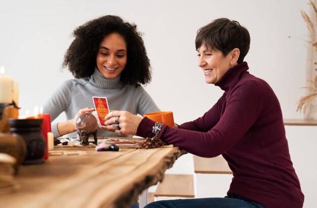 Foto gratuita mujer de tiro medio leyendo tarot