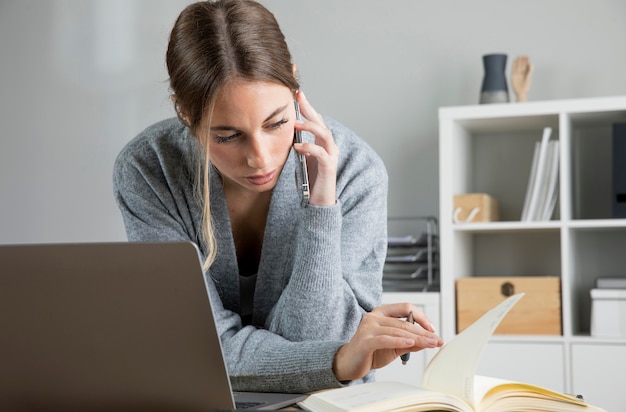 Foto gratuita mujer de tiro medio leyendo