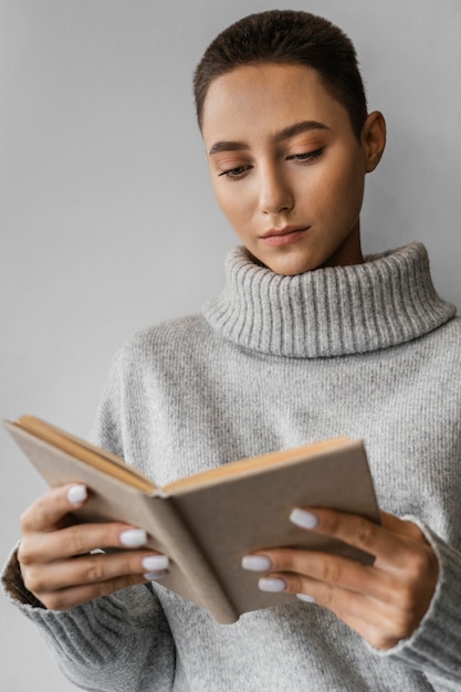 Foto gratuita mujer de tiro medio leyendo