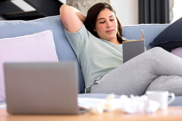 Mujer de tiro medio leyendo