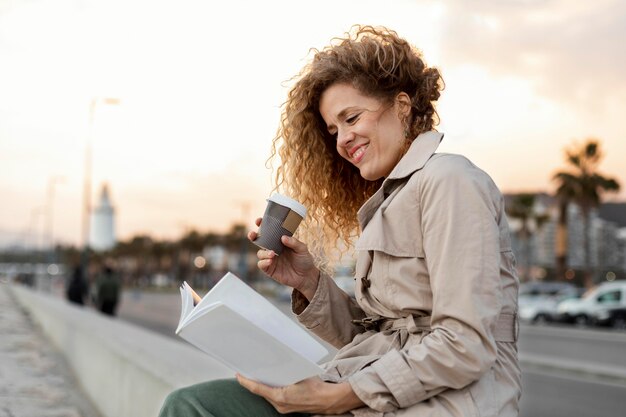 Mujer de tiro medio leyendo