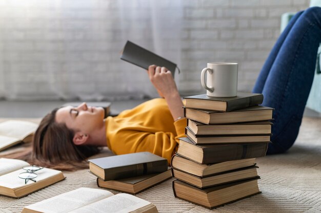 Mujer de tiro medio leyendo