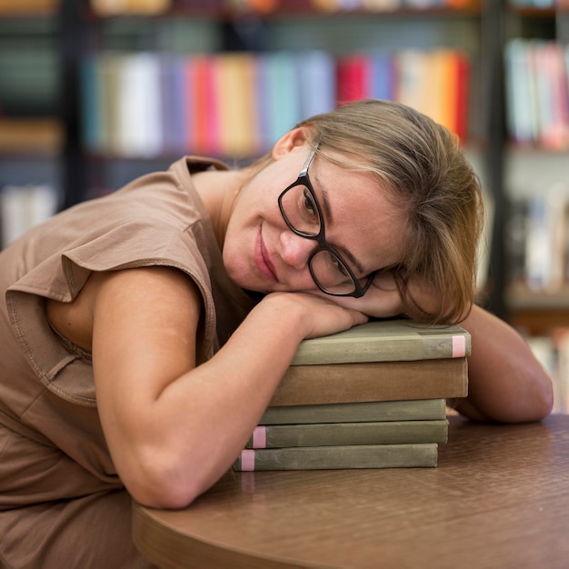 Mujer de tiro medio con libros