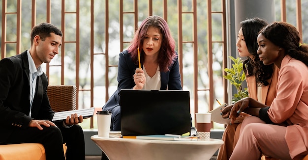 Foto gratuita mujer de tiro medio líder reunión en interiores