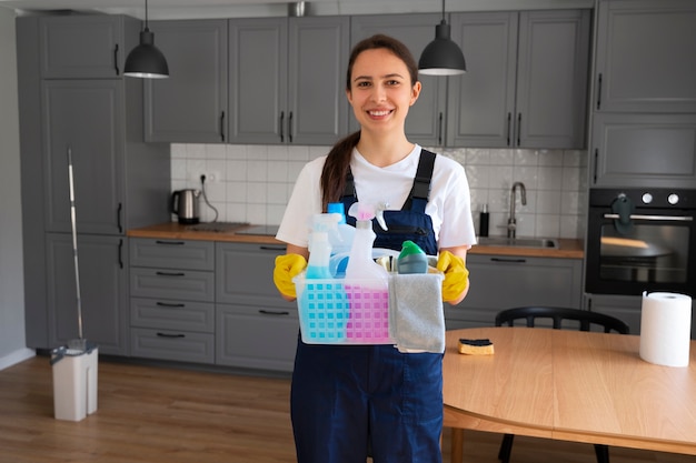 Foto gratuita mujer de tiro medio limpiando casa