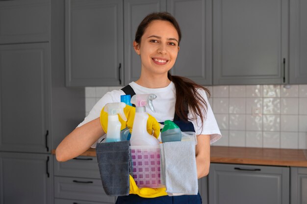 Mujer de tiro medio limpiando casa