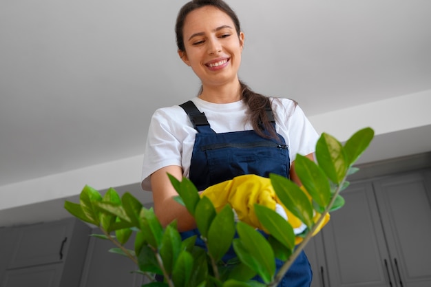 Foto gratuita mujer de tiro medio limpiando casa