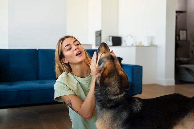 Mujer de tiro medio con lindo perro