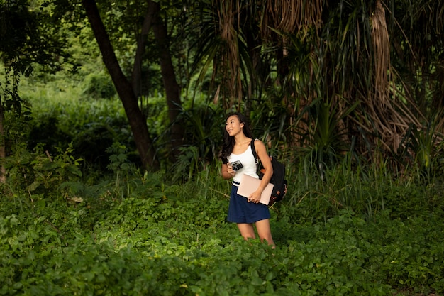 Mujer de tiro medio lista para tomar fotos