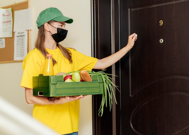 Mujer de tiro medio llamando a la puerta