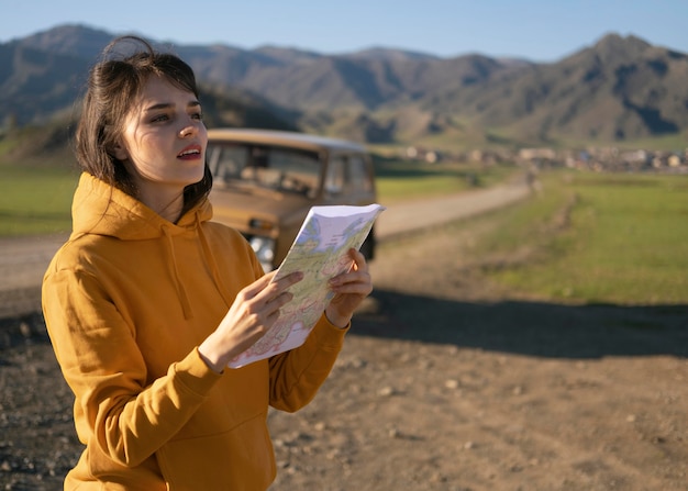 Mujer de tiro medio con mapa