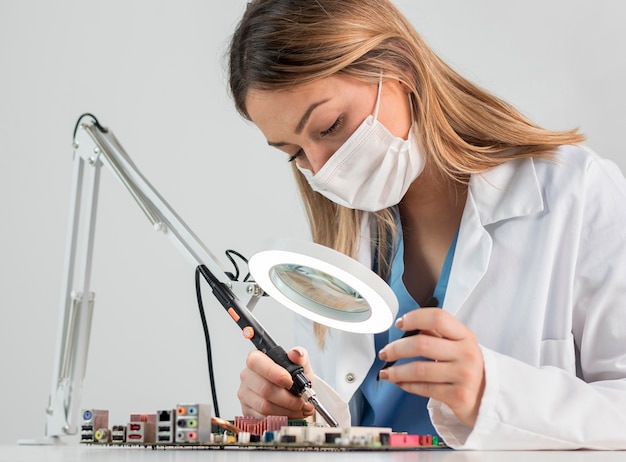 Mujer de tiro medio con máscara de trabajo