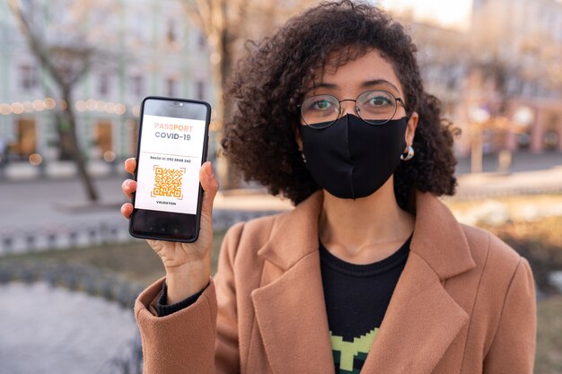 Mujer de tiro medio con mascarilla