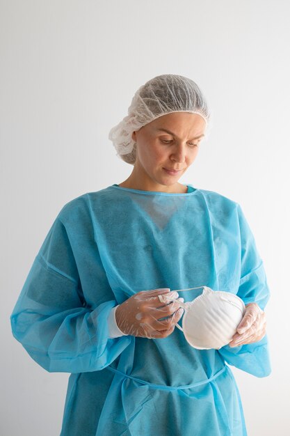 Mujer de tiro medio con mascarilla