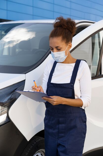 Mujer de tiro medio con mascarilla