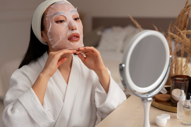 Mujer de tiro medio con mascarilla