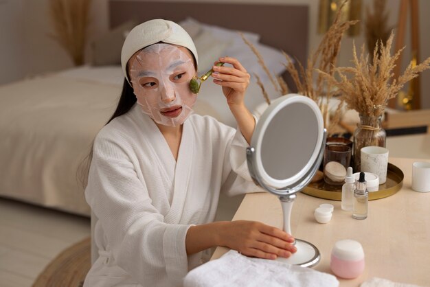 Mujer de tiro medio con mascarilla