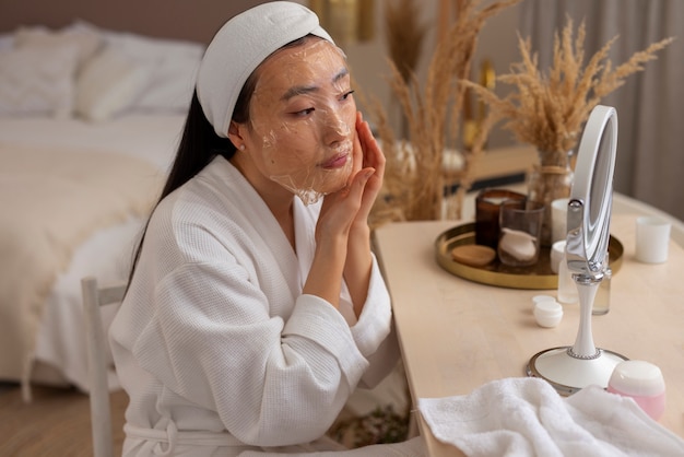 Mujer de tiro medio con mascarilla