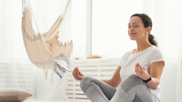 Foto gratuita mujer de tiro medio meditando