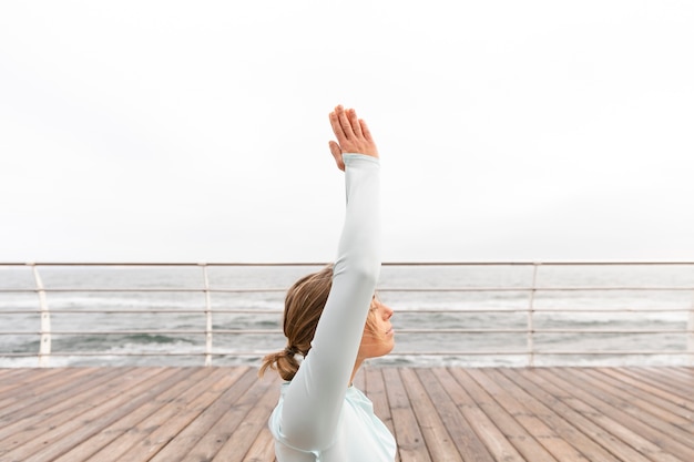 Foto gratuita mujer de tiro medio meditando