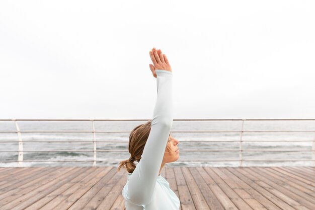 Mujer de tiro medio meditando