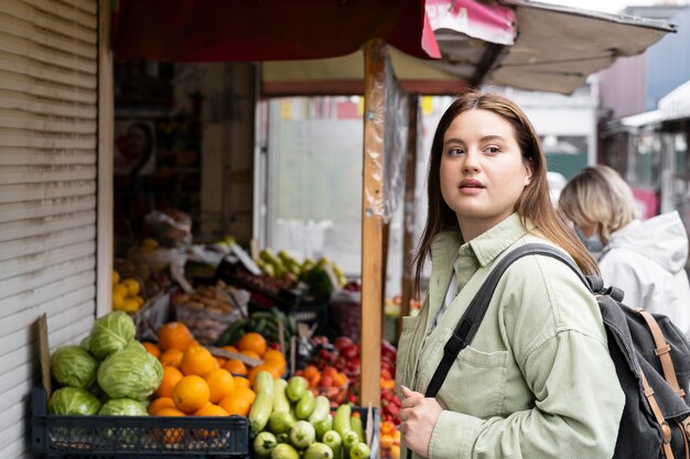 Mujer de tiro medio en el mercado