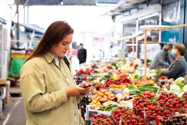 Mujer de tiro medio en el mercado