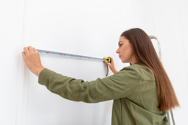 Mujer de tiro medio midiendo