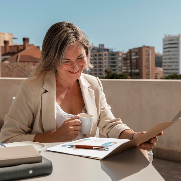 Mujer de tiro medio mirando estadísticas