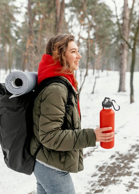 Mujer de tiro medio con mochila