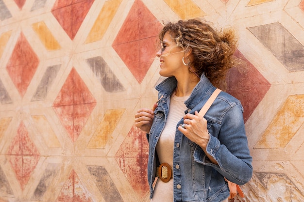 Foto gratuita mujer de tiro medio con mochila