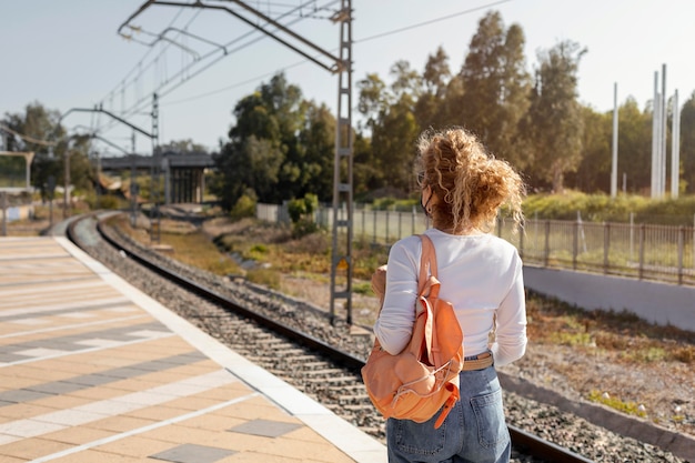 Foto gratuita mujer de tiro medio con mochila