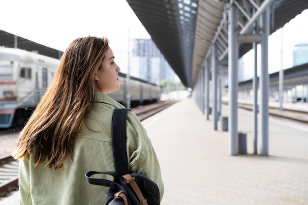 Foto gratuita mujer de tiro medio con mochila