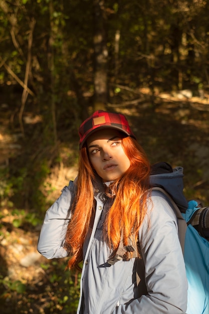 Mujer de tiro medio con mochila