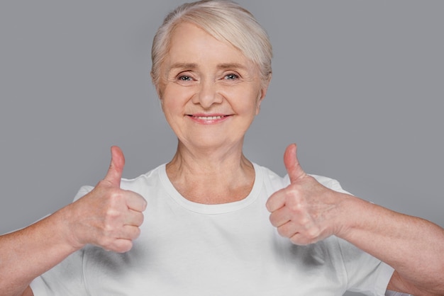 Mujer de tiro medio mostrando aprobación