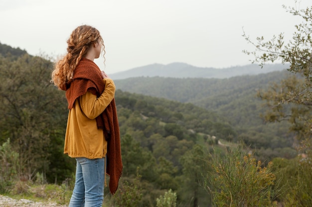 Mujer de tiro medio en la naturaleza